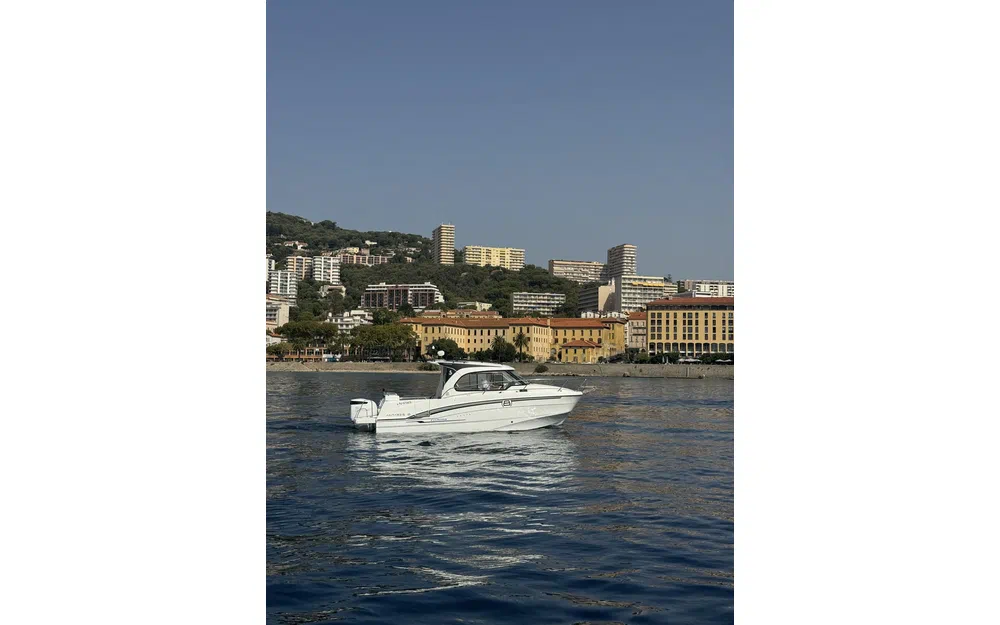 slider 15 Beneteau Antares 8 Fishing