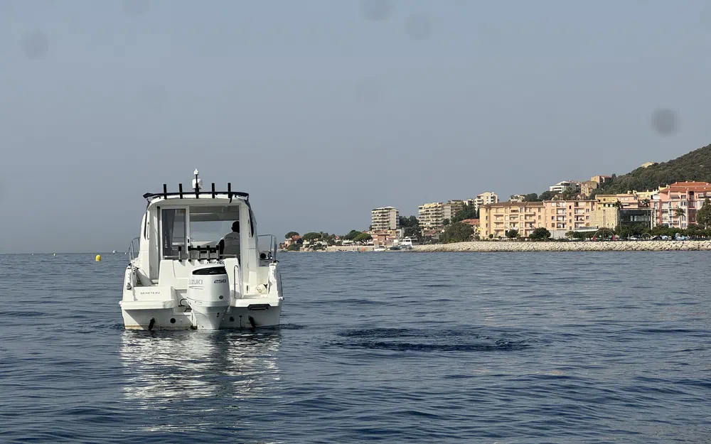 slider 18 Beneteau Antares 8 Fishing