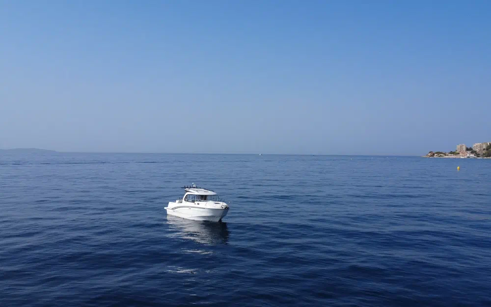 slider 1 Beneteau Antares 8 Fishing