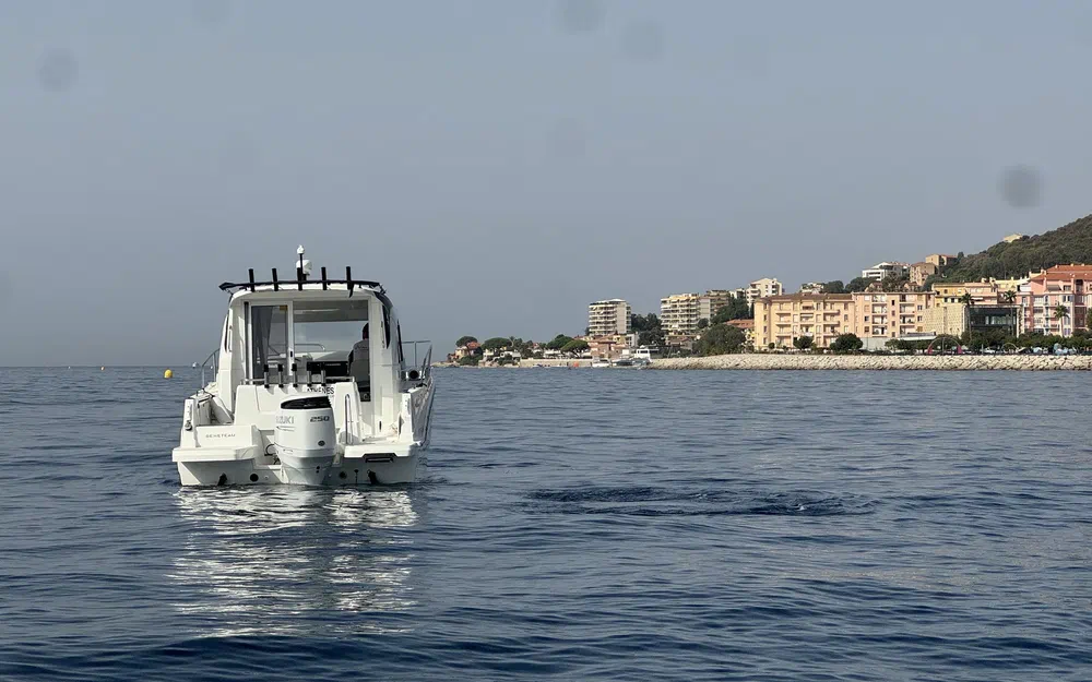 slider 19 Beneteau Antares 8 Fishing