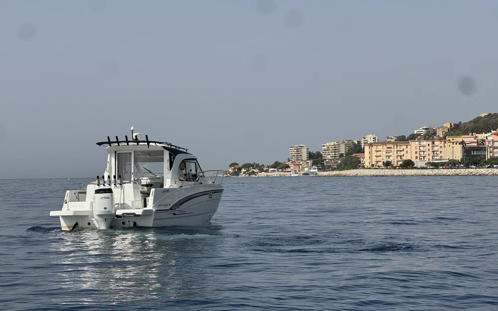 slider 20 Beneteau Antares 8 Fishing
