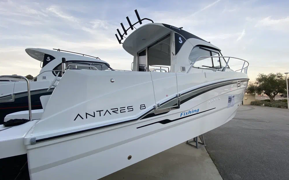 slider 22 Beneteau Antares 8 Fishing