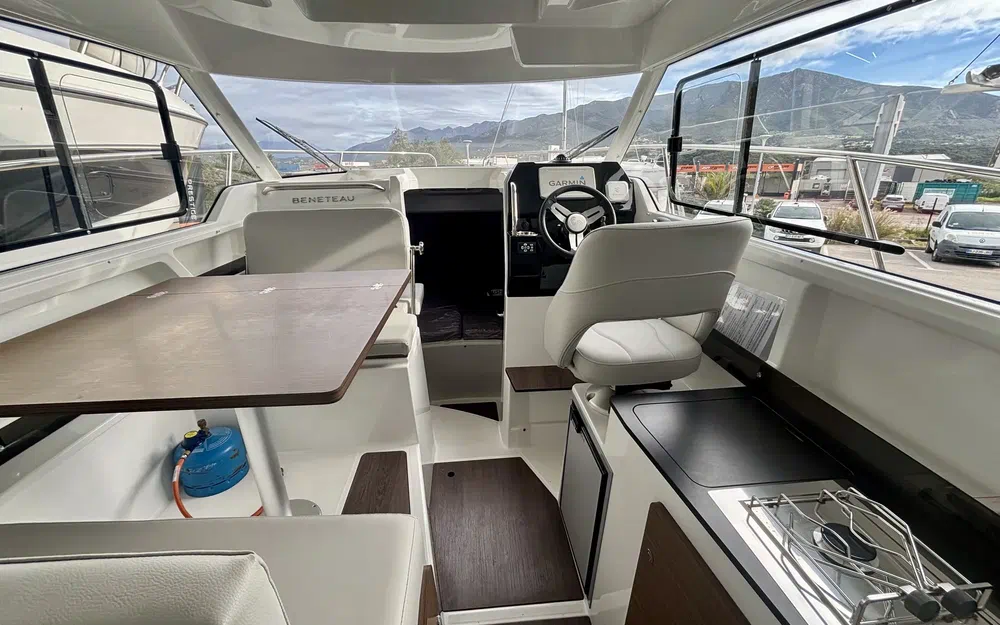 slider 25 Beneteau Antares 8 Fishing
