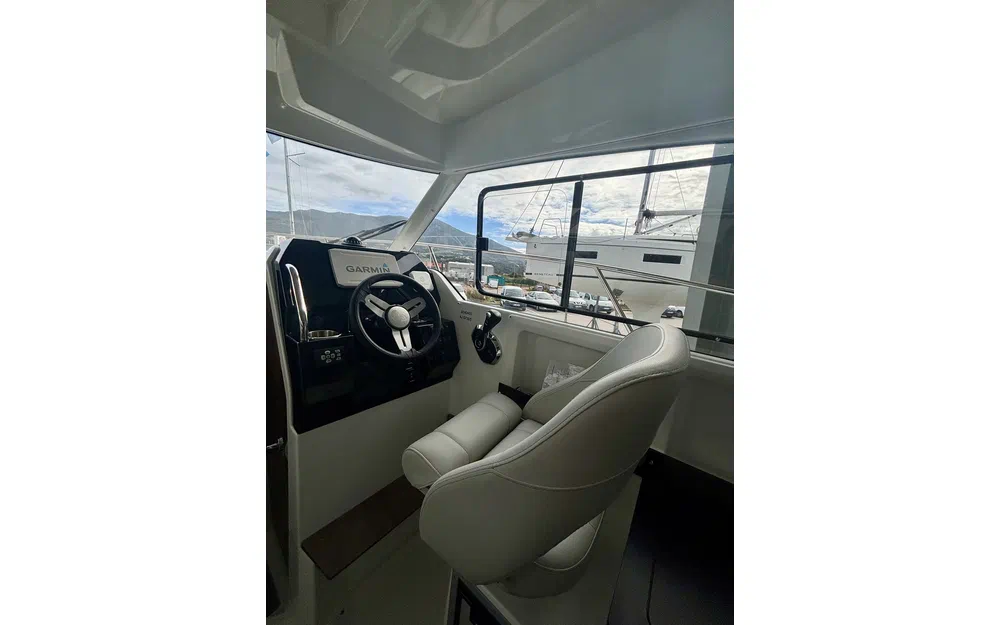 slider 28 Beneteau Antares 8 Fishing
