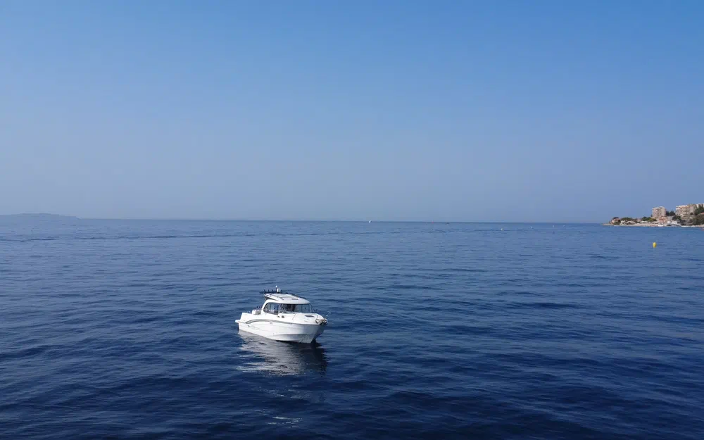 slider 2 Beneteau Antares 8 Fishing