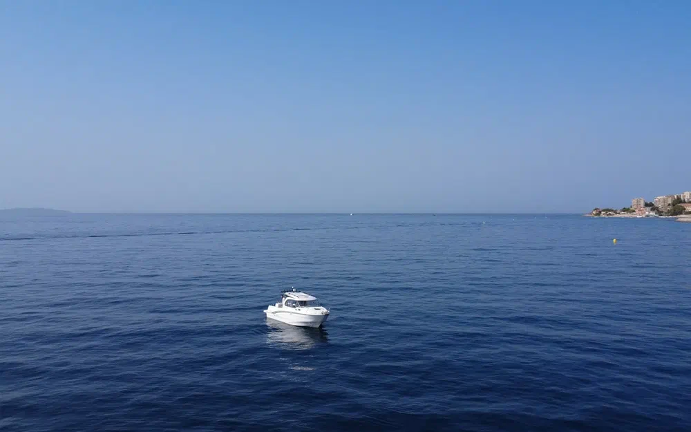 slider 3 Beneteau Antares 8 Fishing