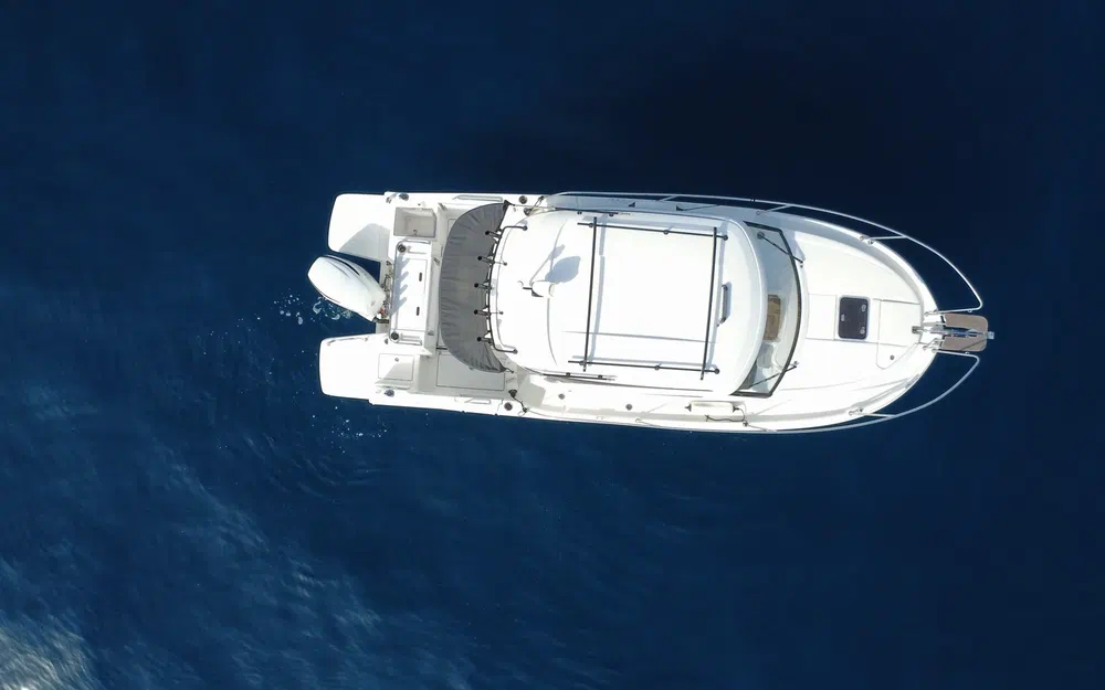 slider 5 Beneteau Antares 8 Fishing