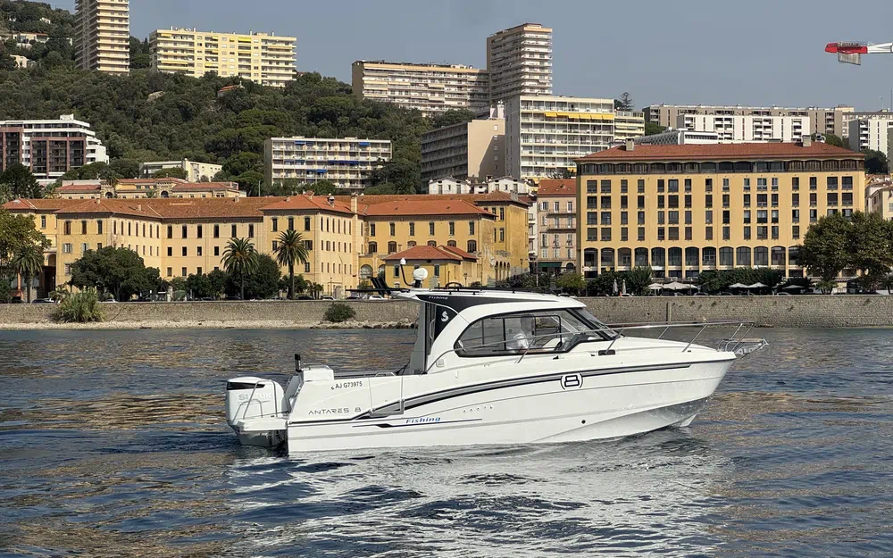 slider 8 Beneteau Antares 8 Fishing