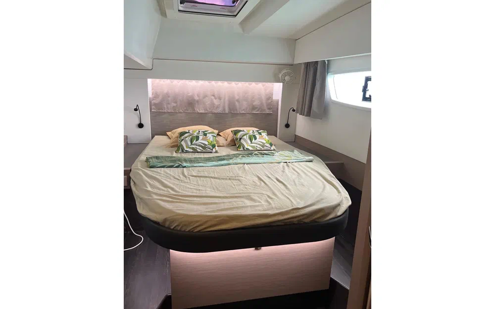 slider 25 Fountaine Pajot Astrea 42