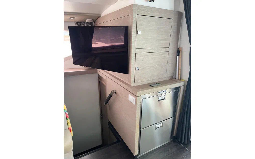 slider 31 Fountaine Pajot Astrea 42