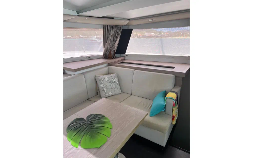 slider 32 Fountaine Pajot Astrea 42