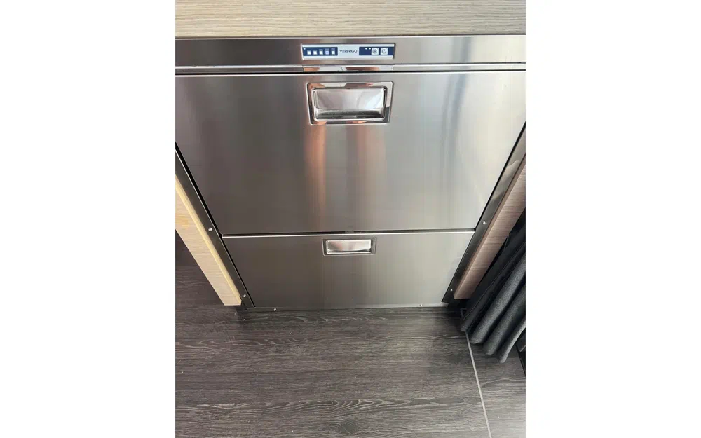 slider 33 Fountaine Pajot Astrea 42