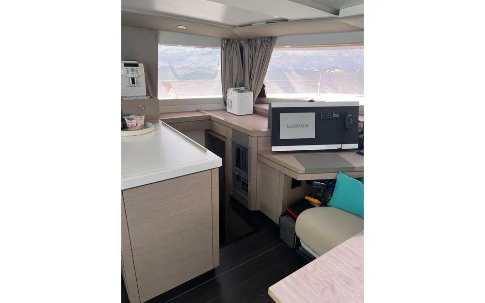slider 38 Fountaine Pajot Astrea 42