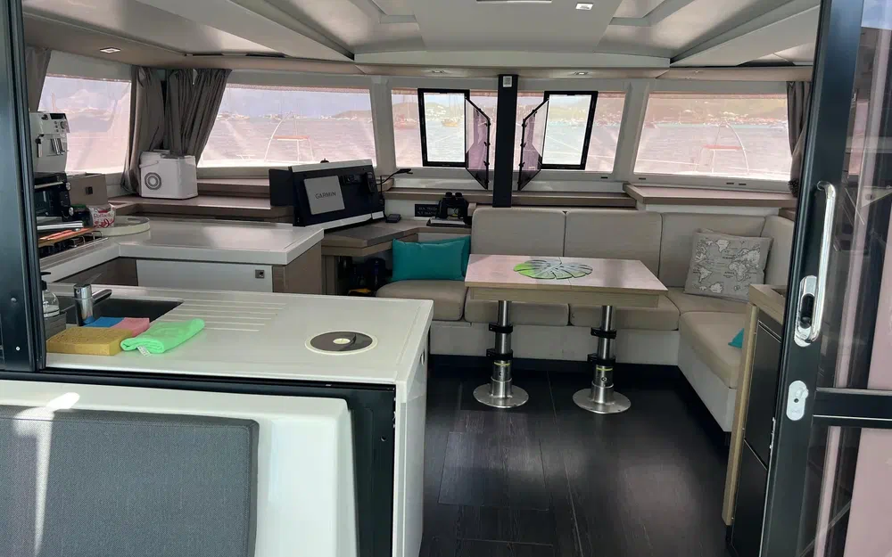 slider 40 Fountaine Pajot Astrea 42