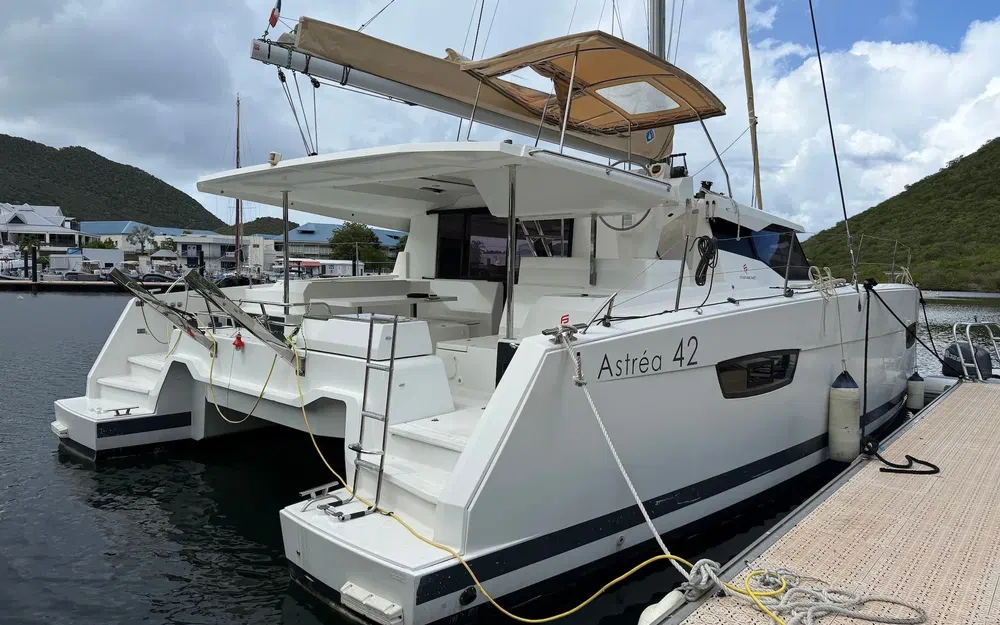 slider 0 Fountaine Pajot Astrea 42