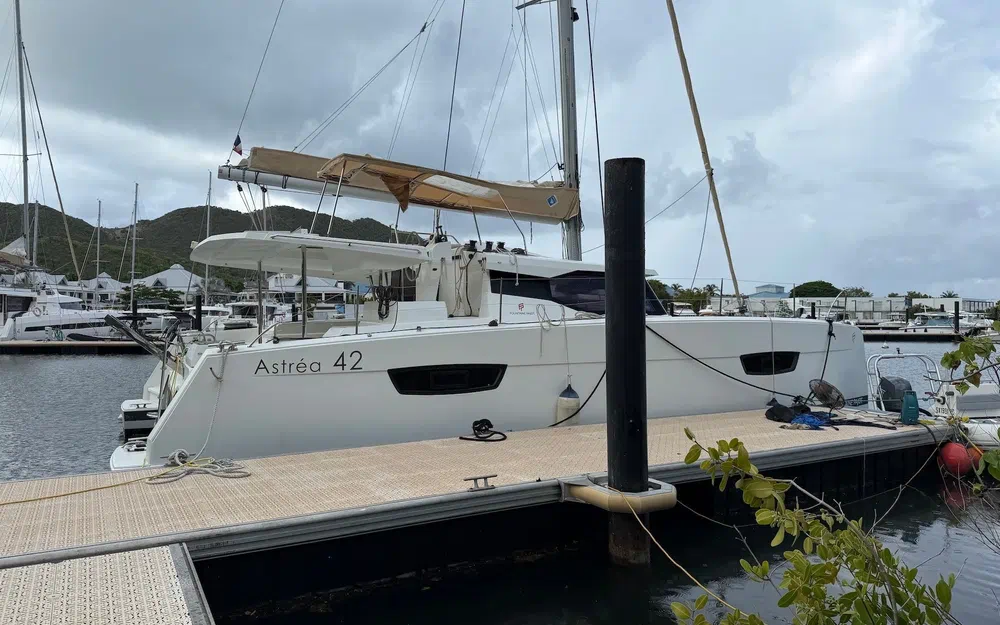 slider 1 Fountaine Pajot Astrea 42