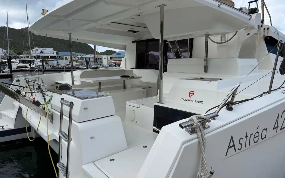 slider 2 Fountaine Pajot Astrea 42