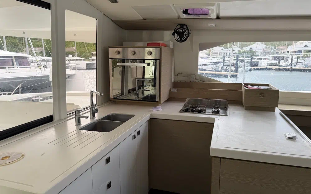 slider 31 Fountaine Pajot Astrea 42