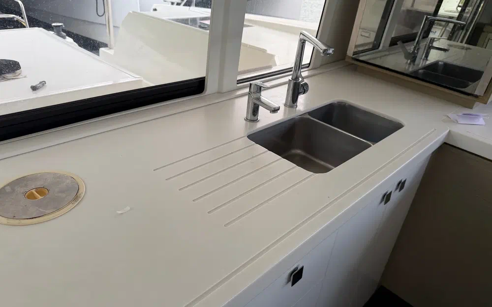 slider 32 Fountaine Pajot Astrea 42