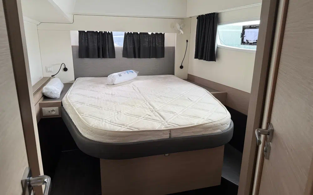 slider 35 Fountaine Pajot Astrea 42