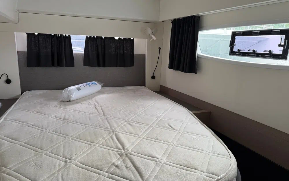 slider 36 Fountaine Pajot Astrea 42