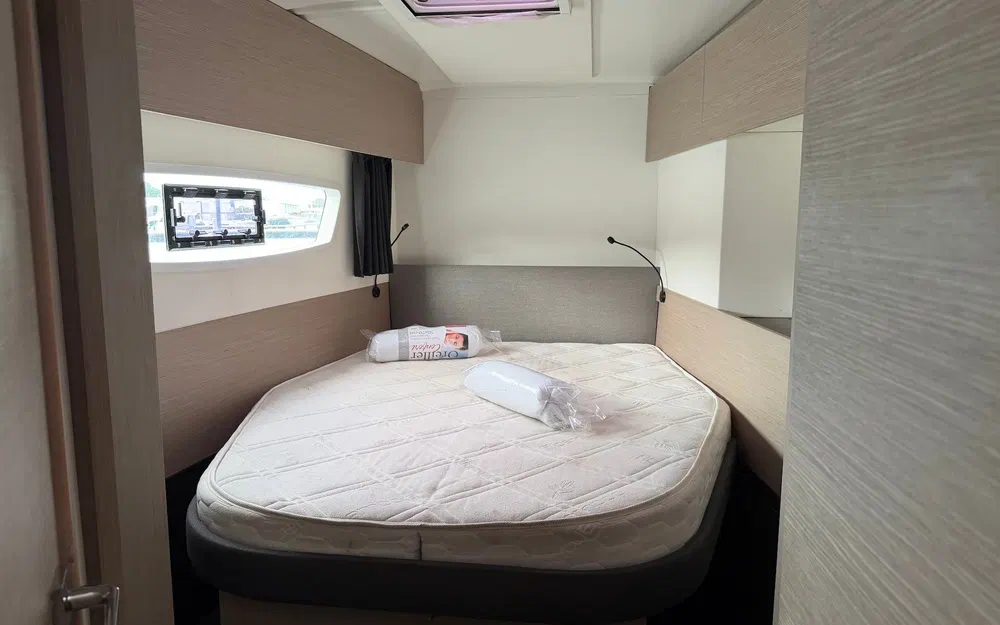 slider 38 Fountaine Pajot Astrea 42