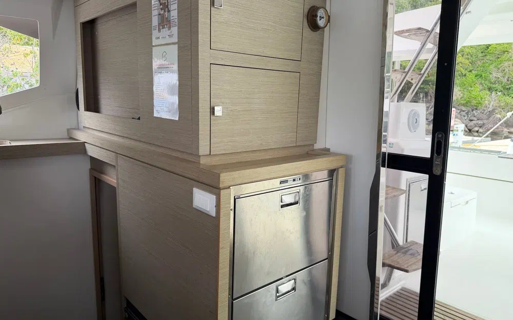 slider 45 Fountaine Pajot Astrea 42
