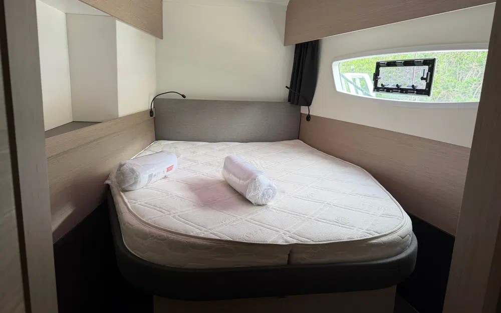 slider 48 Fountaine Pajot Astrea 42