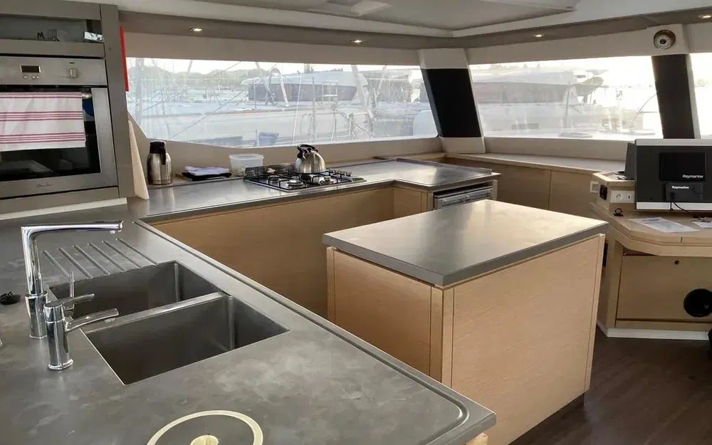slider 25 Fountaine Pajot Saba 50