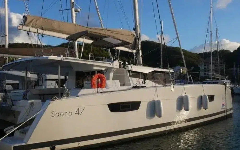 slider 0 Fountaine Pajot Saona 47