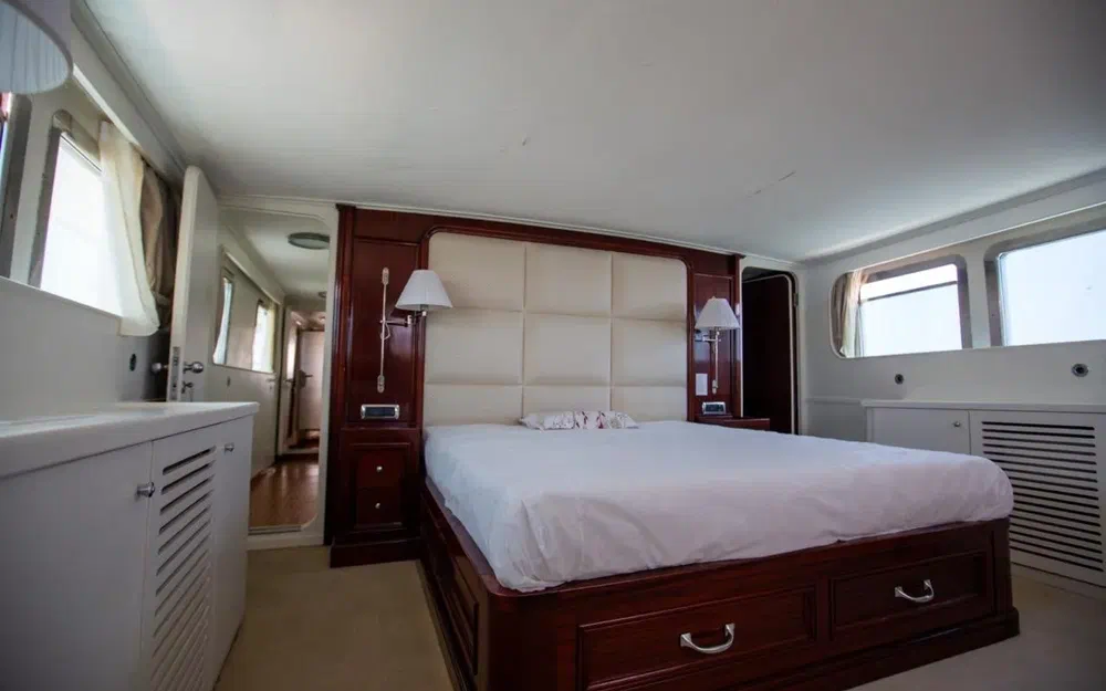 slider 104 Benetti 33