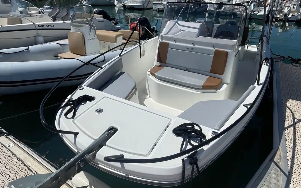 slider 1 Beneteau Flyer 7