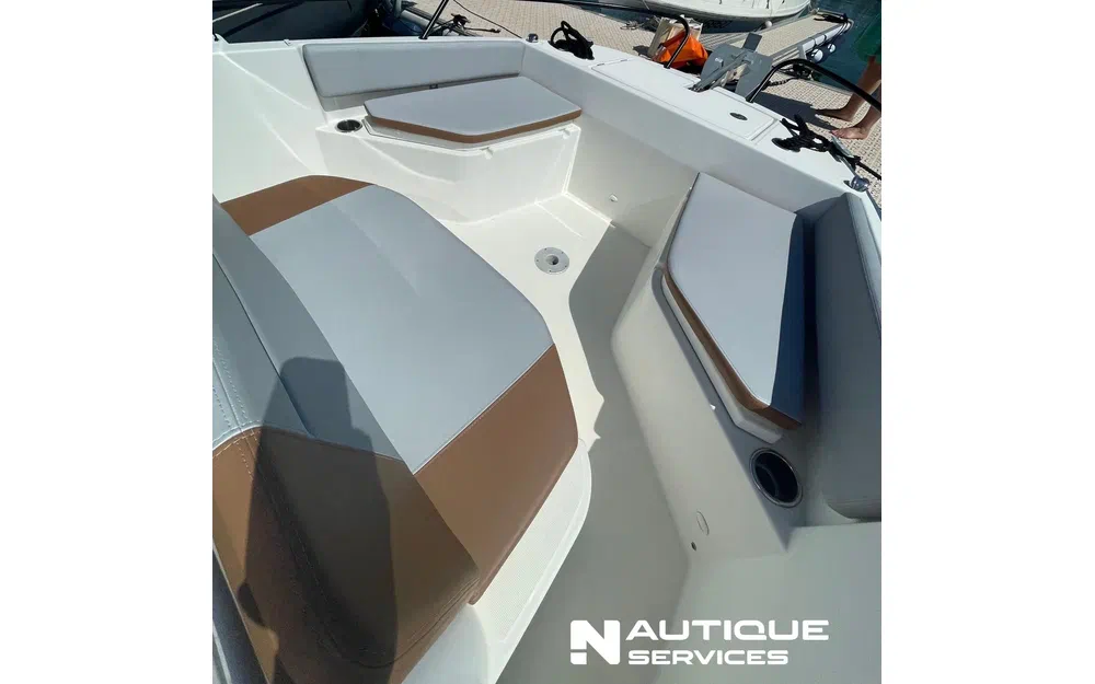 slider 3 Beneteau Flyer 7