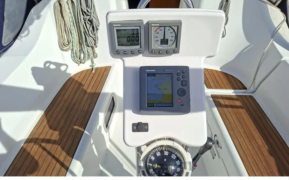 slider 10 Beneteau OCEANIS 323