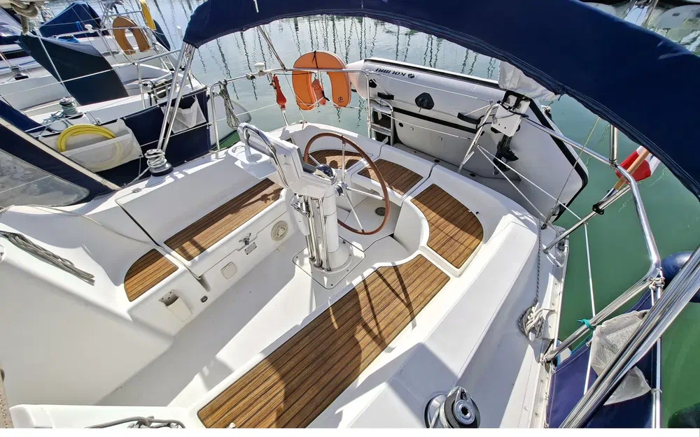 slider 6 Beneteau OCEANIS 323