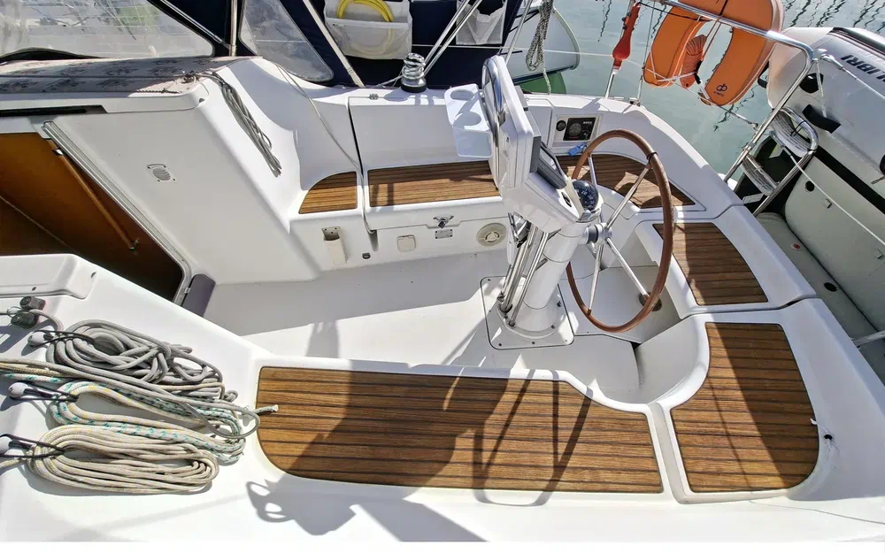 slider 7 Beneteau OCEANIS 323
