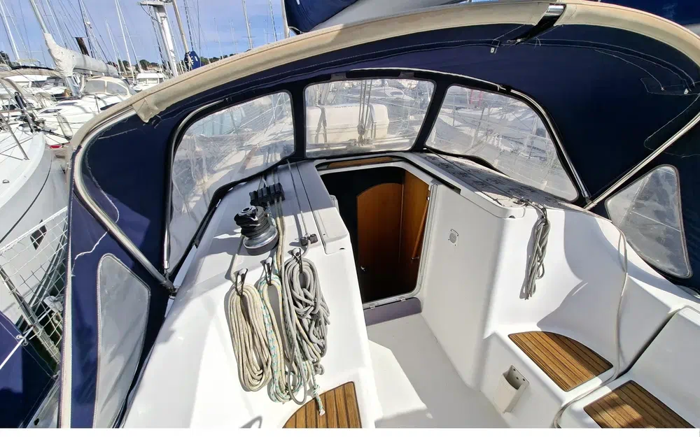 slider 8 Beneteau OCEANIS 323