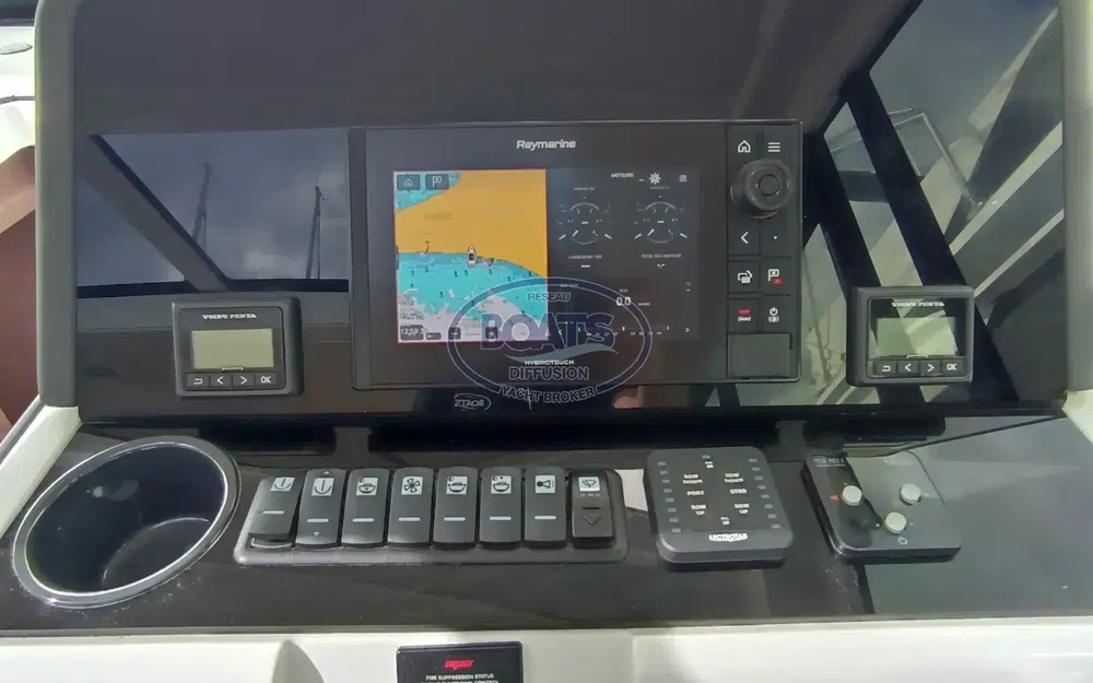 slider 10 Sealine C335