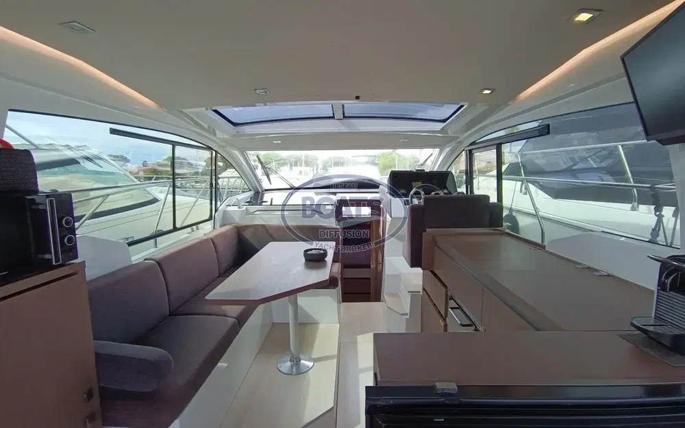 slider 1 Sealine C335