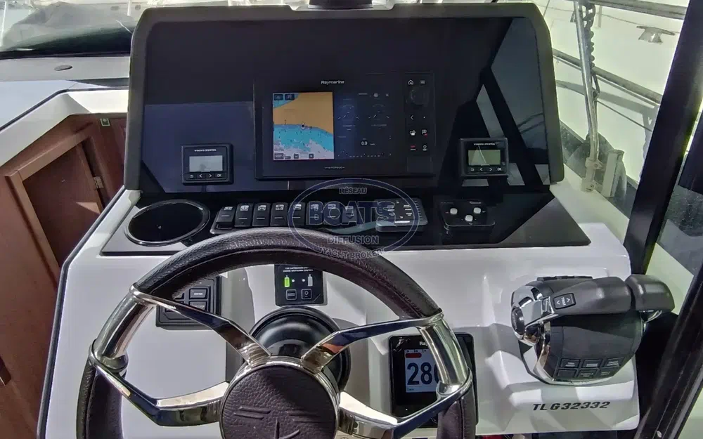 slider 3 Sealine C335