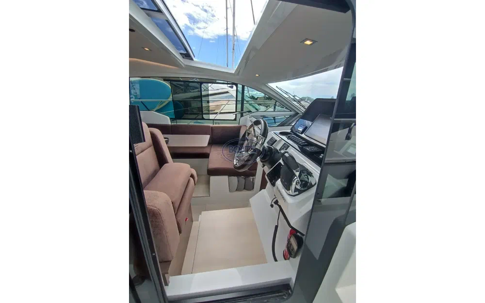slider 8 Sealine C335