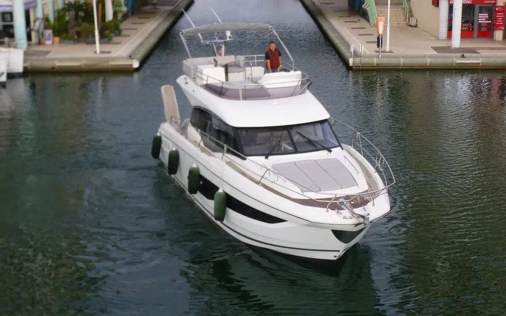 slider 1 Prestige Yachts 420 Fly