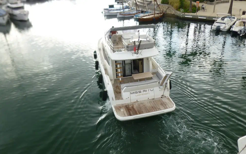 slider 2 Jeanneau Prestige 420 Fly