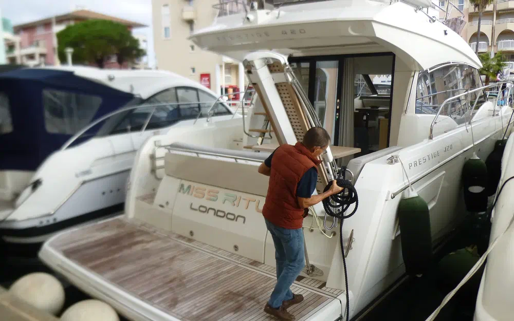 slider 5 Prestige Yachts 420 Fly
