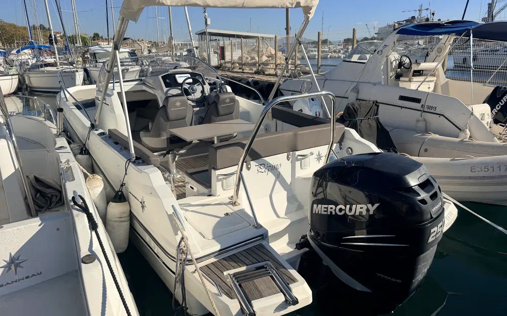 slider 1 Jeanneau CAP CAMARAT 7.5 WA S2