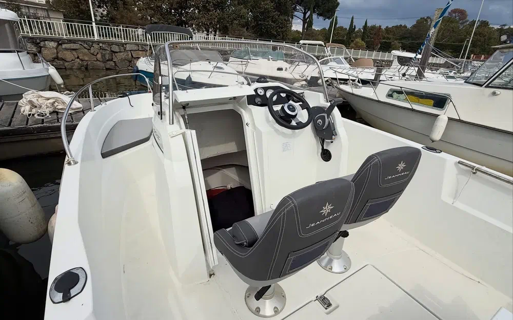 slider 10 Jeanneau Cap Camarat 5.5 CC Serie 2