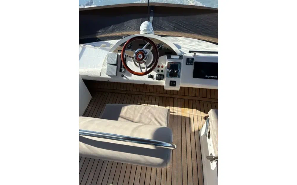slider 11 Fairline Phantom 38