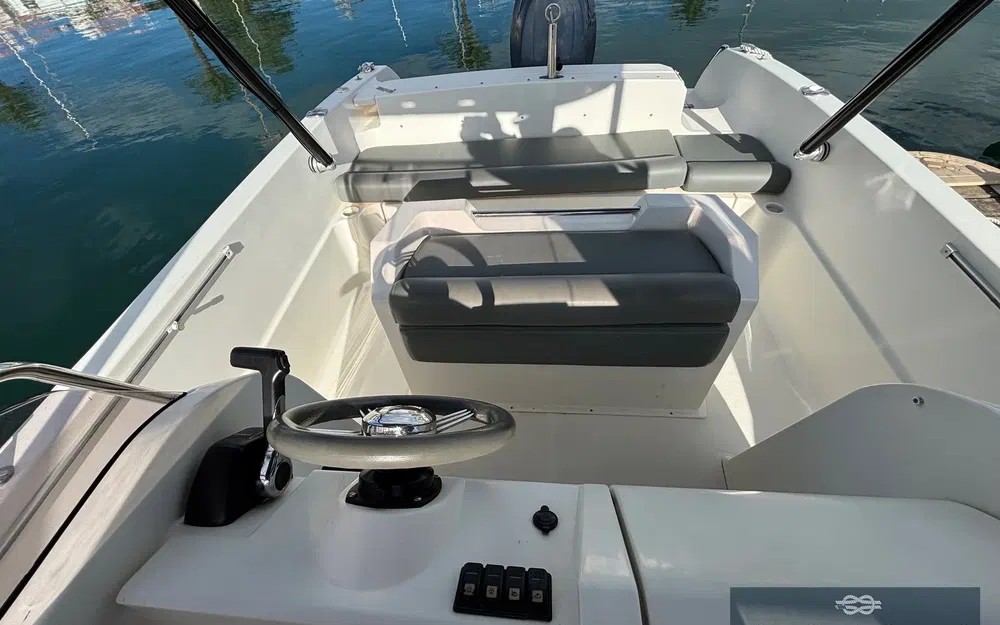 slider 7 Pacific Craft 670 Open