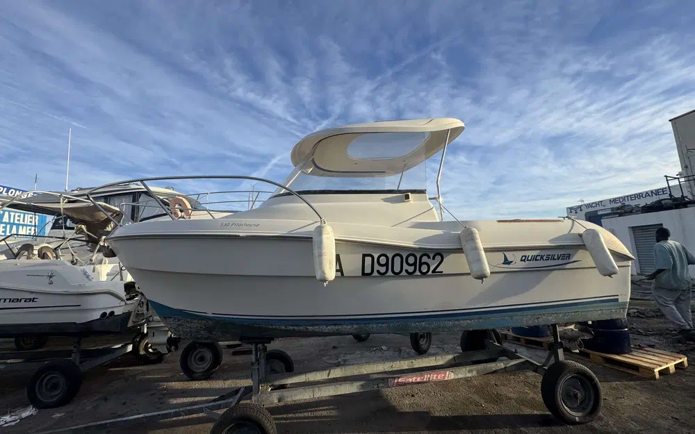 slider 0 Quicksilver 530 Pilothouse