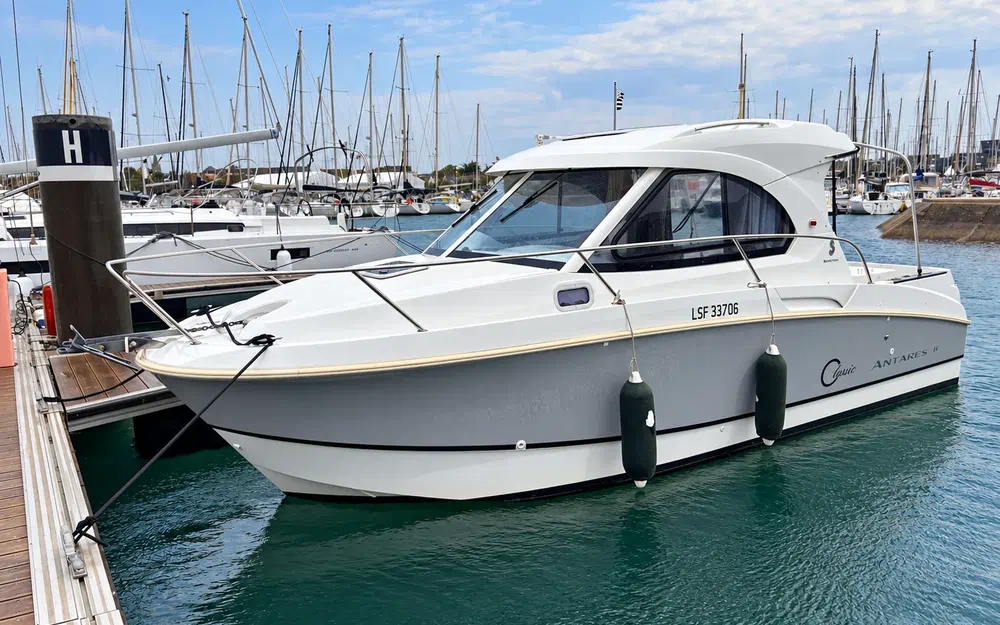slider 0 Beneteau Antares 8
